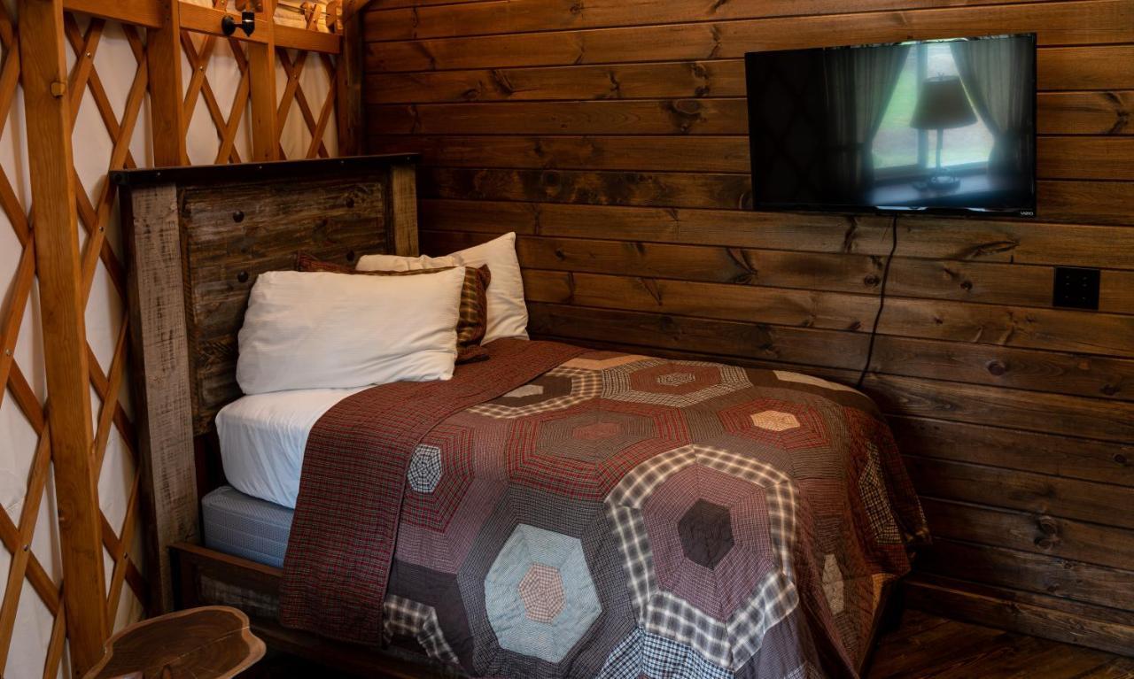 Вилла Tranquil Haven Luxy Yurt - Creekside Glamping With Private Hot Tub Topton Экстерьер фото